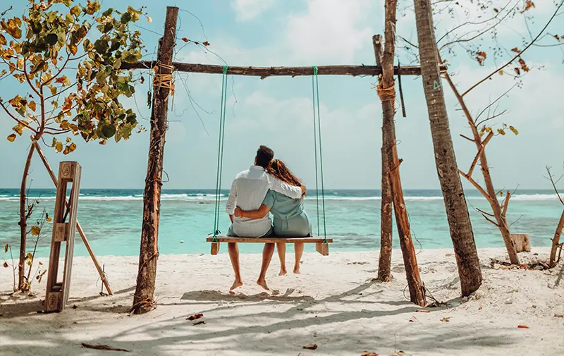 coppia che guarda il mare