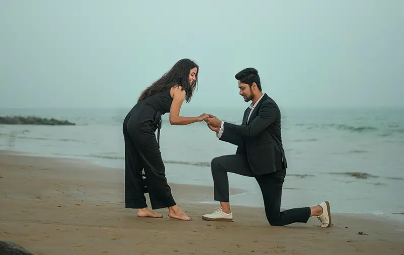 proposta di matrimonio in riva al mare