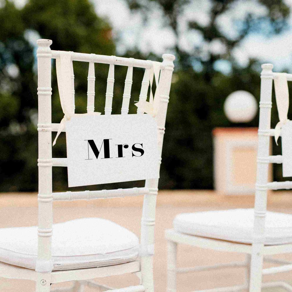 grafica wedding - targhette mrs e mr sedie sposi