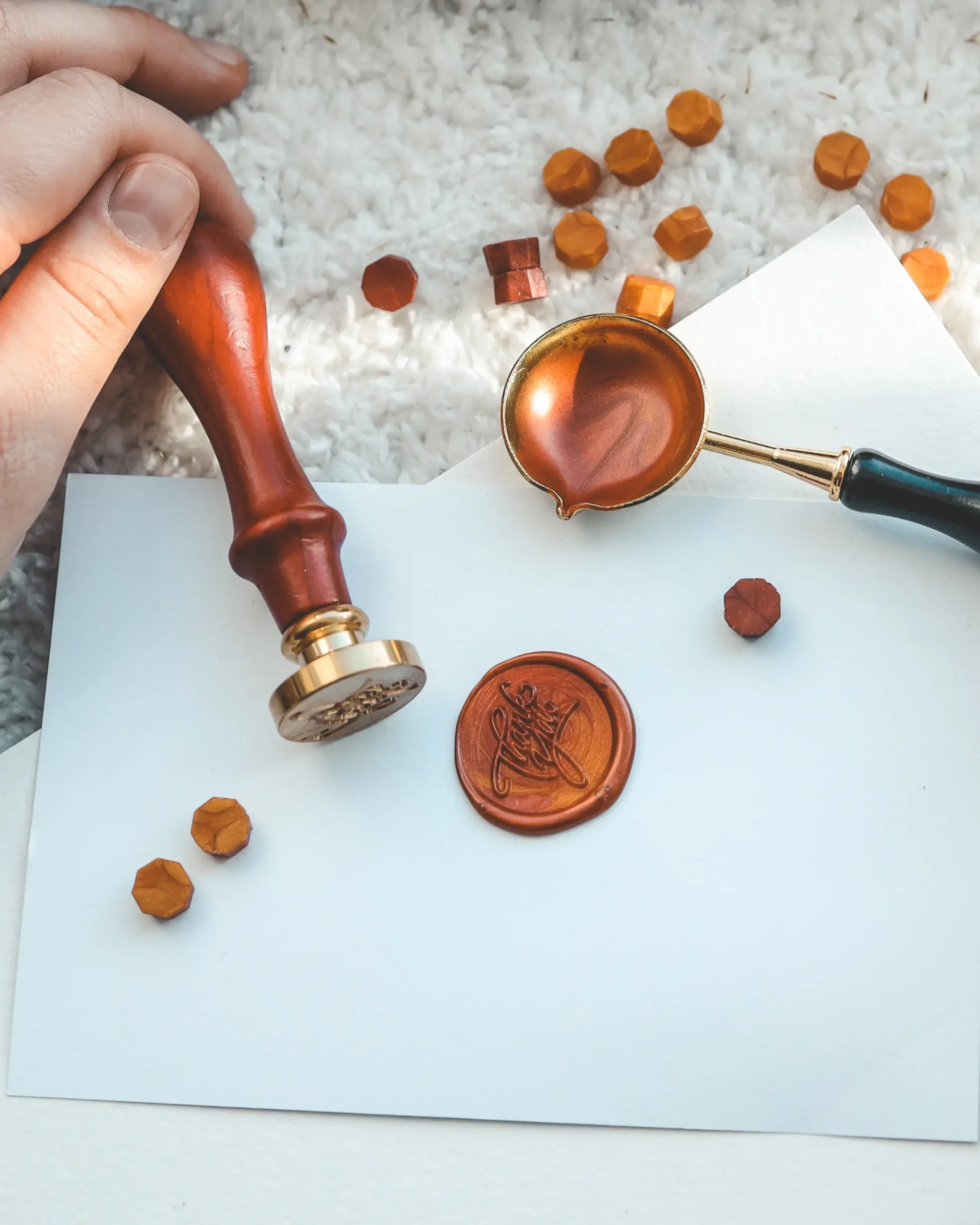 Partecipazioni con sigillo in ceralacca: dettagli su misura