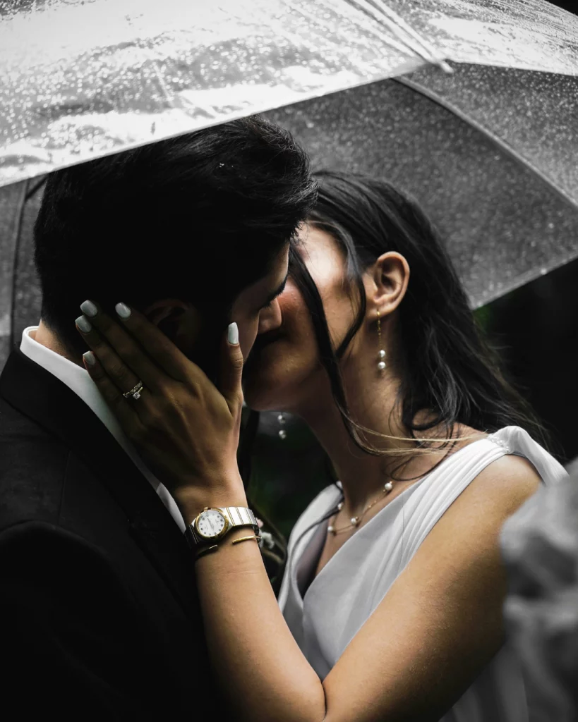 Cosa fare se piove al matrimonio? Gli accorgimenti da avere - Grafica Wedding