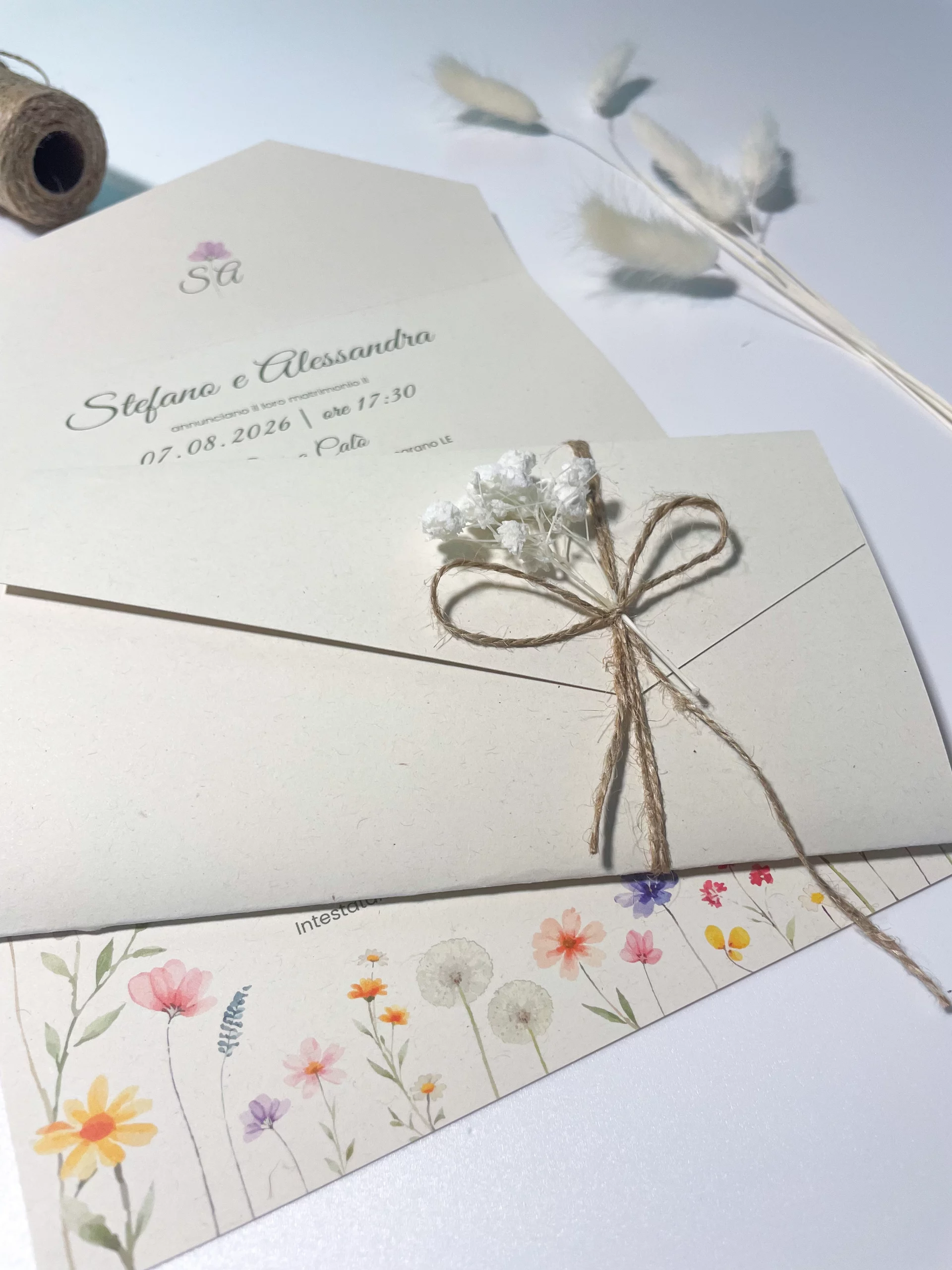 Partecipazione boho chic con spago: un invito naturale e romantico - grafica wedding